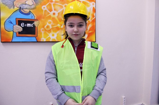 İşçiler Ölmesin Diye 10 Yaşında Akıllı Baret Tasarladı