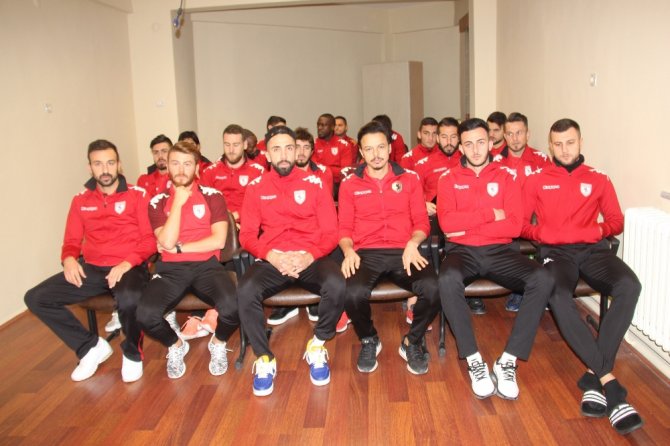 Futbolcular Yönetime Ateş Püskürdü