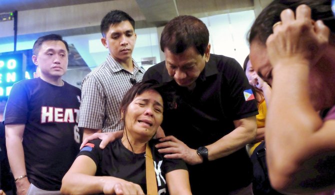 Duterte Gözyaşlarını Tutamadı