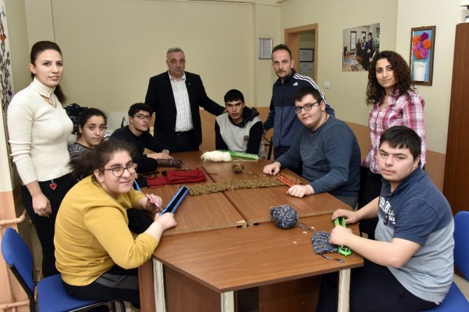 Engelleri Örgüyle Aşıyorlar