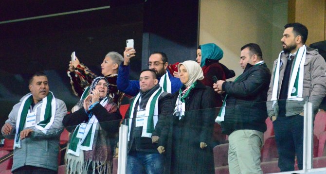 Filistinli Muhammed Ve Ailesi F.bahçe Maçını İzledi