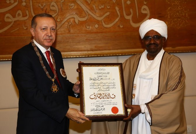 Erdoğan’a Yüksek Devlet Nişanı Takdim Edildi
