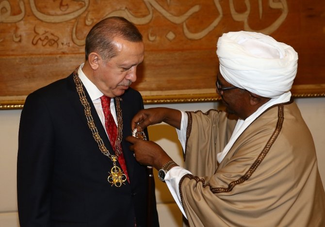 Erdoğan’a Yüksek Devlet Nişanı Takdim Edildi