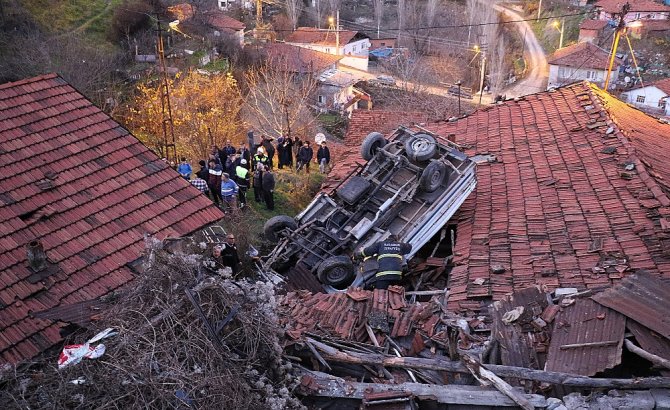 80 Metre Uçurumdan Evin Çatısına Uçtu