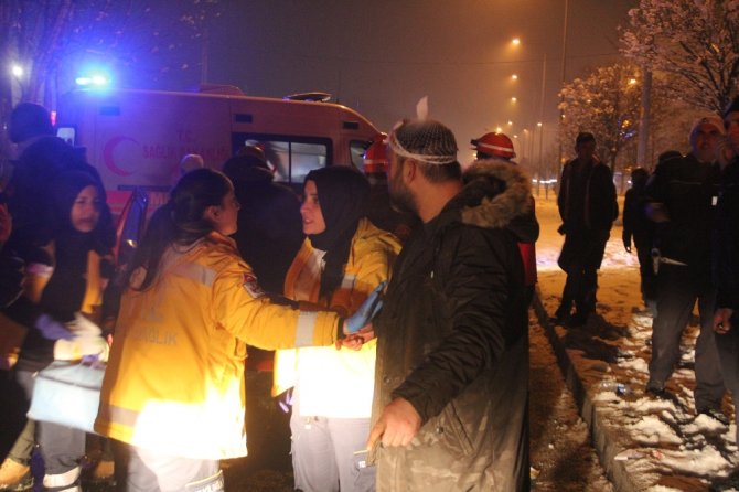 Otomobil Kırmızı Işıkta Bekleyen Minibüse Çarptı: 6 Yaralı