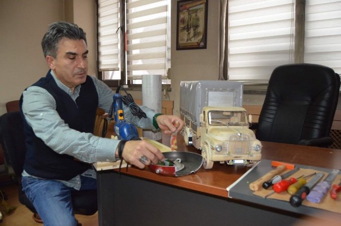 Babasının Hatırasını Atık Çöplerle Yaptığı Maket Kamyonda Yaşatıyor