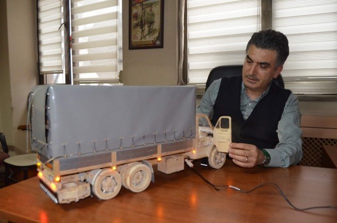 Babasının Hatırasını Atık Çöplerle Yaptığı Maket Kamyonda Yaşatıyor