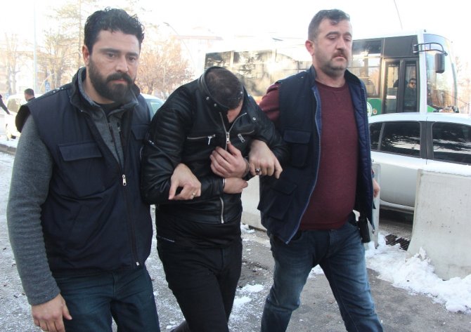Arkadaşını Kendi Karısına Satırla Saldırttı