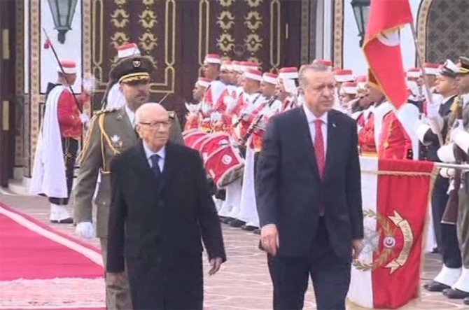 Erdoğan Tunus’ta Resmi Törenle Karşılandı