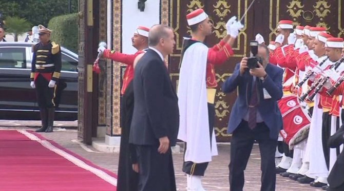 Erdoğan Tunus’ta Resmi Törenle Karşılandı