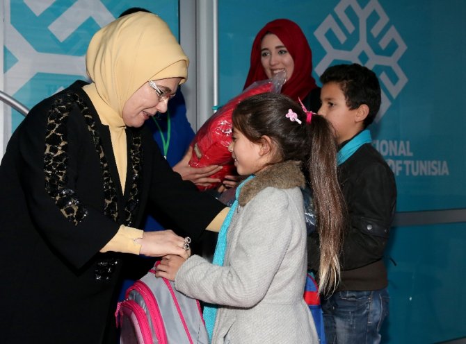 Emine Erdoğan Tunus’ta Maarif Okulu’na Ziyaret