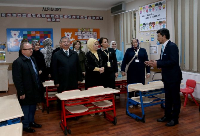 Emine Erdoğan Tunus’ta Maarif Okulu’na Ziyaret