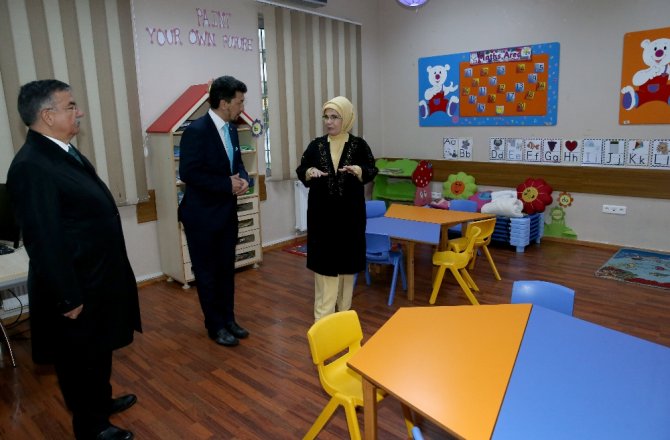 Emine Erdoğan Tunus’ta Maarif Okulu’na Ziyaret
