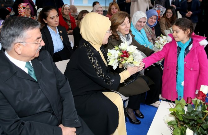 Emine Erdoğan Tunus’ta Maarif Okulu’na Ziyaret