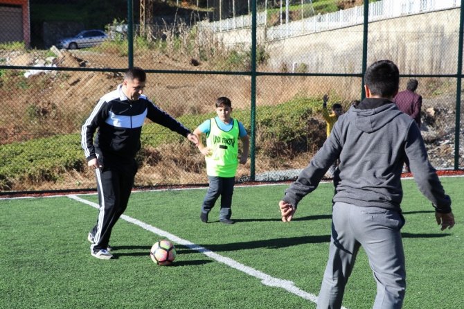Çocuklarla Futbol Oynadı, Çay Budadı