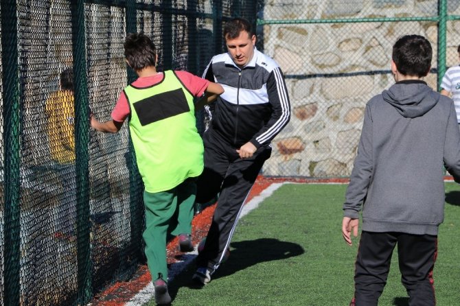 Çocuklarla Futbol Oynadı, Çay Budadı