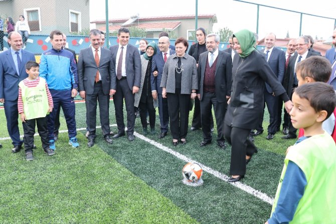 Betül Sayan Kaya Çocuklarla Futbol Oynadı