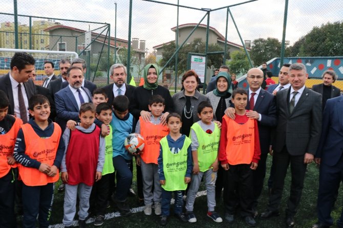 Betül Sayan Kaya Çocuklarla Futbol Oynadı