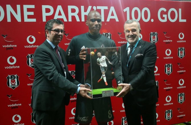 Ryan Babel Plaketini Aldı