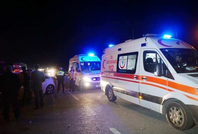 Kamyonet İle Otomobil Çarpıştı: 7 Yaralı