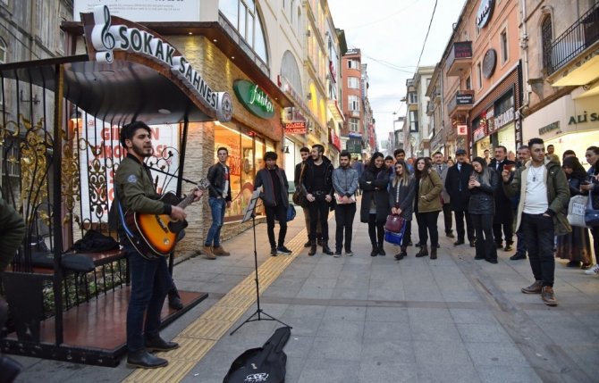 Giresun Belediyesi’nden Sokak Müzisyenleri İçin “Sokak Sahnesi”