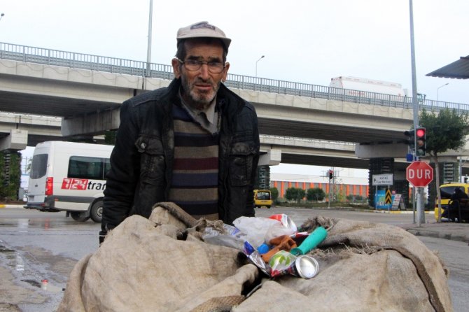 Günde 50 Kilometre Yürüyerek 3 Çocuk Okutuyor