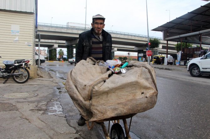Günde 50 Kilometre Yürüyerek 3 Çocuk Okutuyor