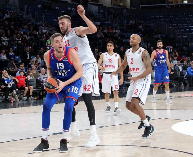Anadolu Efes Rahat Kazandı