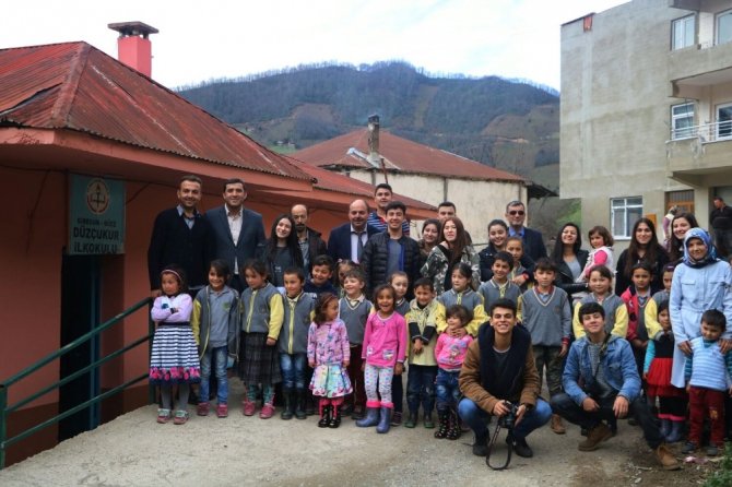 Lise Öğrencilerinden Köy Okuluna Ziyaret