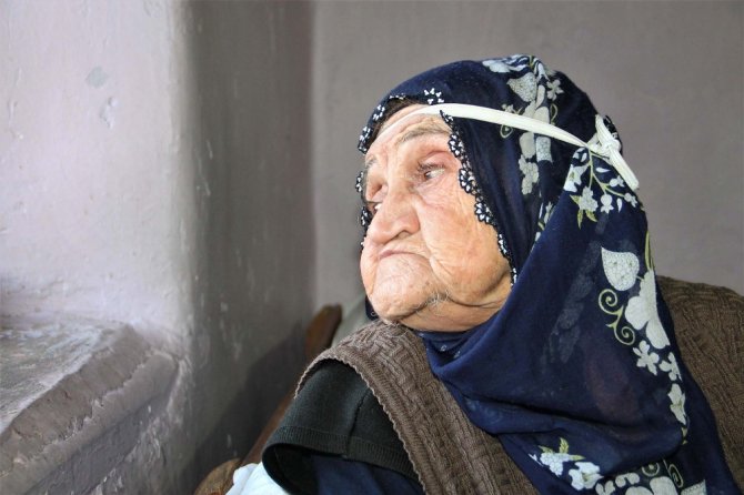1 Yıldır 67 Yıllık Hayat Arkadaşını Bekliyor