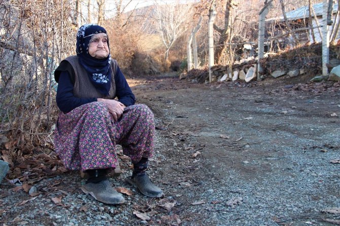 1 Yıldır 67 Yıllık Hayat Arkadaşını Bekliyor