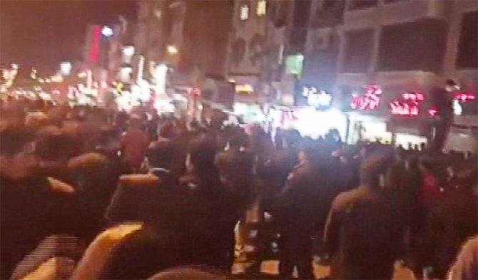 İran’da Göstericiler Valiliği Ele Geçirdi
