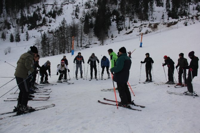 Artvin Atabarı Kayak Merkezi’nde Kayak Sezonu Açıldı