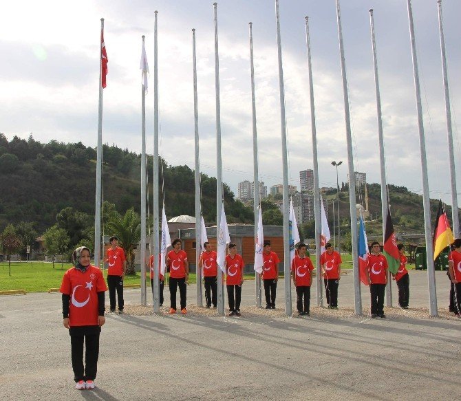 108 Ülkenin Bayrağı Göndere Çekildi