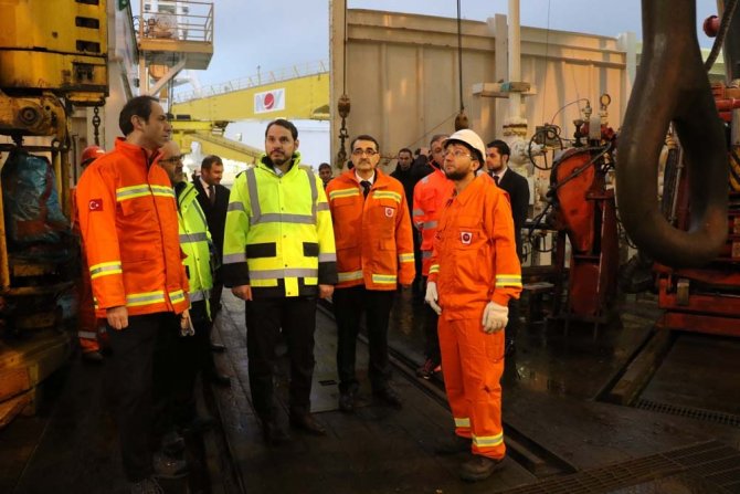 Türkiye’nin İlk Sondaj Gemisini Ziyaret Etti