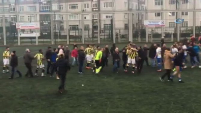 Amatör Maçta Futbolcular Birbirine Girdi