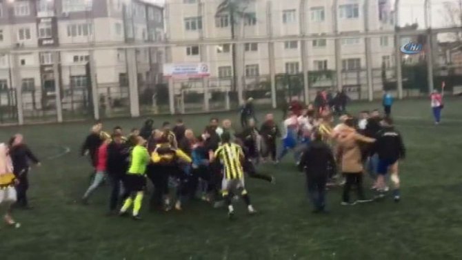 Amatör Maçta Futbolcular Birbirine Girdi