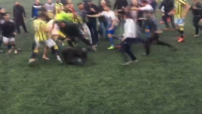 Amatör Maçta Futbolcular Birbirine Girdi