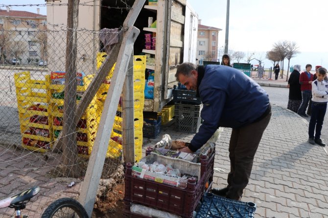 Seyyar Bakkalın Azmi Şaşırttı