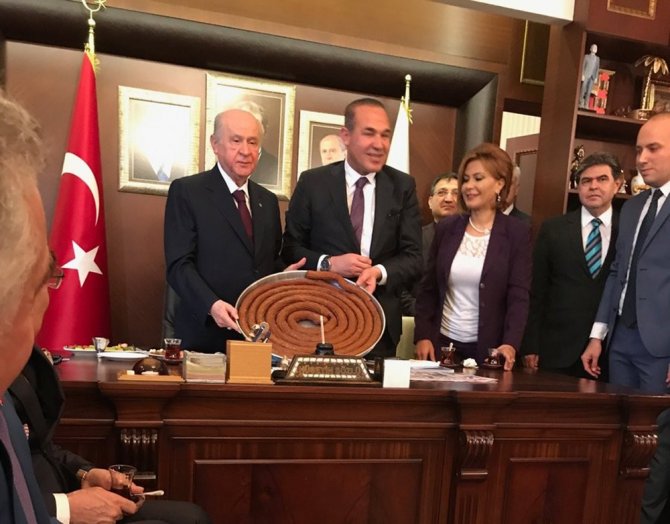 Bahçeli’ye Tepside Halka Tatlı