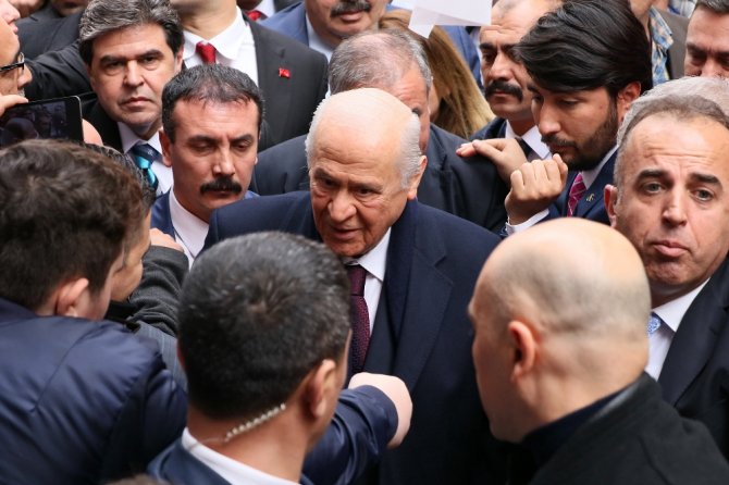 Bahçeli’ye Tepside Halka Tatlı