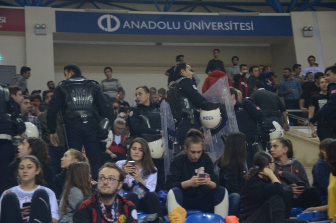 Basketbol Maçına Olaylar Damga Vurdu