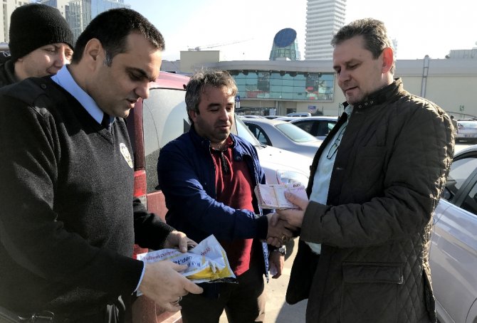 Otoparkta Bulduğu 20 Bin Lirayı Sahibine Teslim Etti