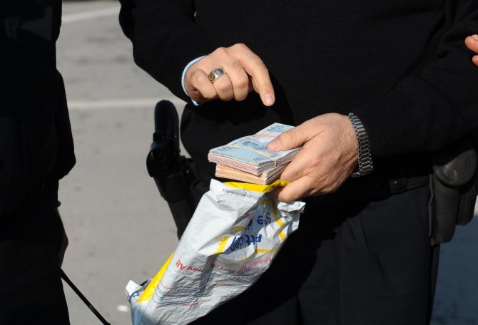 Otoparkta Bulduğu 20 Bin Lirayı Sahibine Teslim Etti