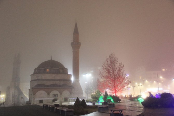 Yoğun Sis Kartpostallık Görüntüler Oluşturdu