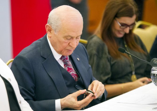 Bahçeli’nin Köstekli Saati Toplantının İlgi Odağı Oldu