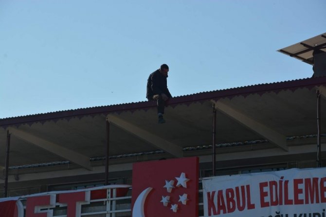 İntihar Etmek İçin Çıktığı Çatıda Baygınlık Geçirdi