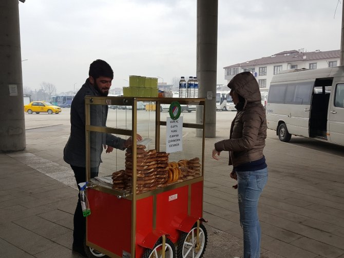 Genç Simitçiden Örnek Davranış
