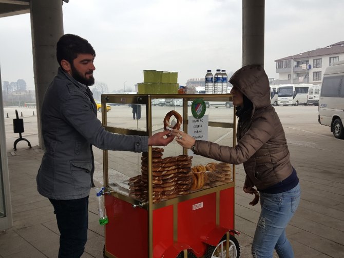 Genç Simitçiden Örnek Davranış
