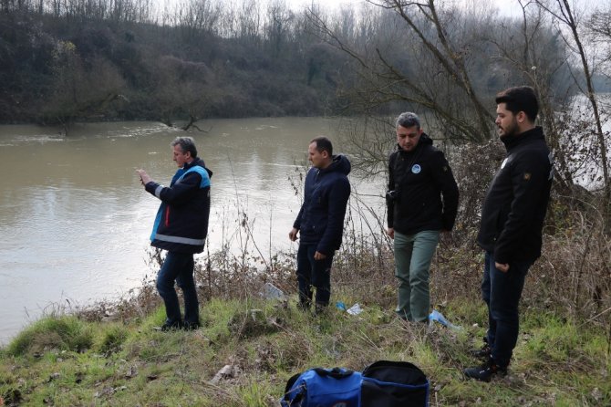 Sakarya Nehri’ne Akan Kimyasal Atık Nehri Siyaha Bürüdü